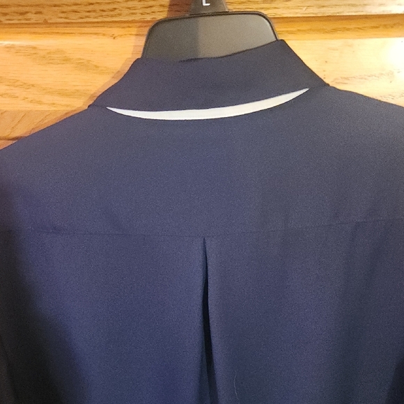 Talbots Women's Button Down Shirt in Dark Blue and Light Blue - Picture 6 of 6